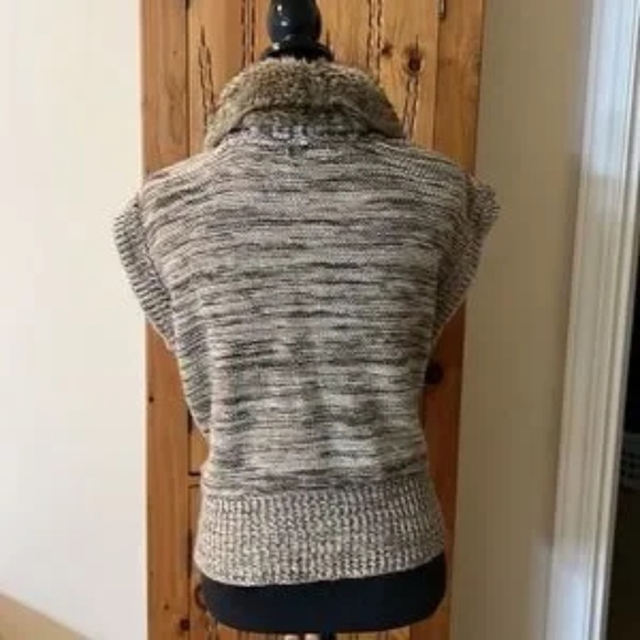 ohn Paul Richard Sweater Vest - Picture 4 of 8